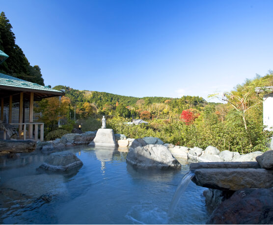 露天風呂と周囲の自然の景色