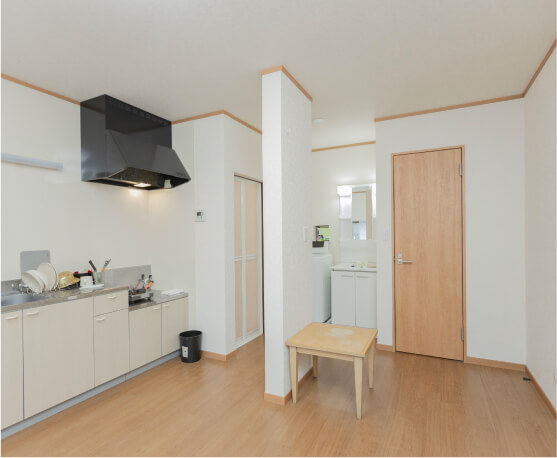 スタッフ寮のキッチン・室内の様子