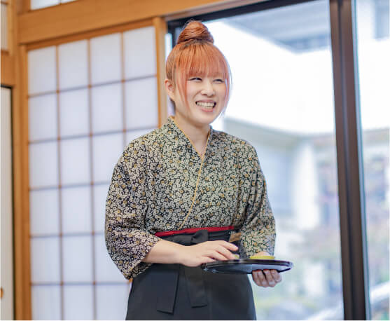 配膳の準備をする女性スタッフ