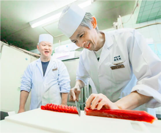 調理場で仕込みをする2人の調理スタッフ