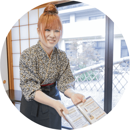 接客をする女性スタッフ