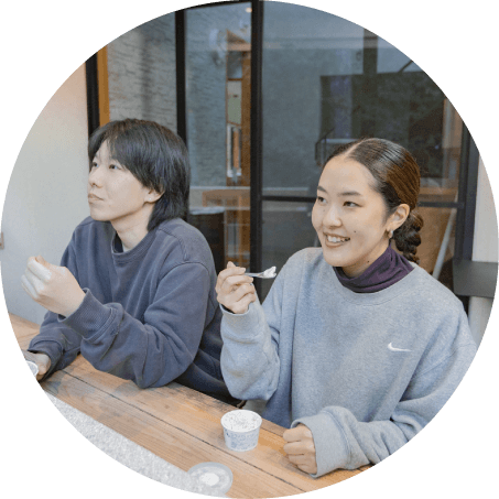 休憩中にジェラートを食べる2人のスタッフ