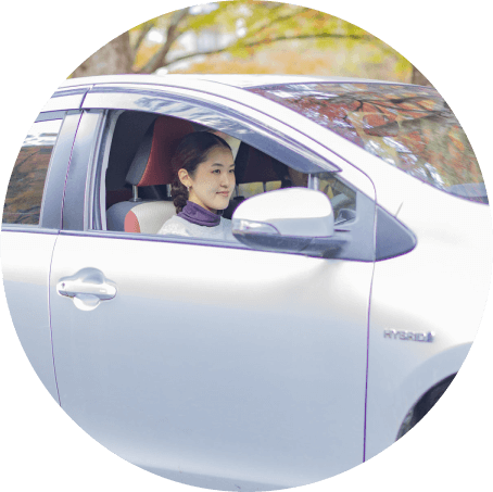 車で快適に通勤する女性スタッフ