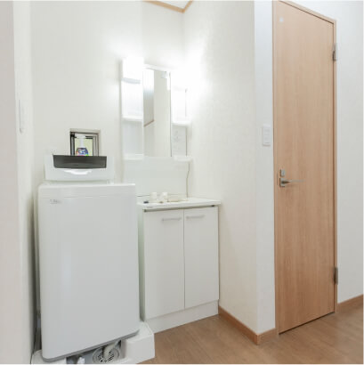 社員寮の洗面スペース（洗濯機あり）