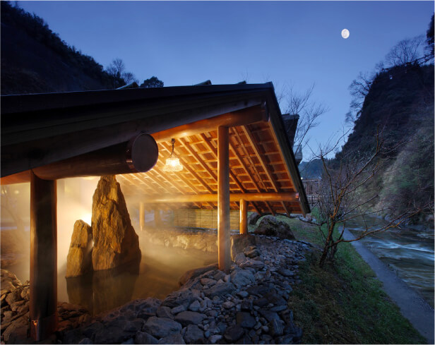 夜のもちの木の露天風呂