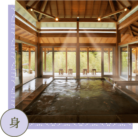 木の温もりを感じる開放的な温泉浴場