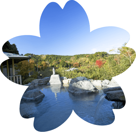 自然に囲まれた露天風呂の風景