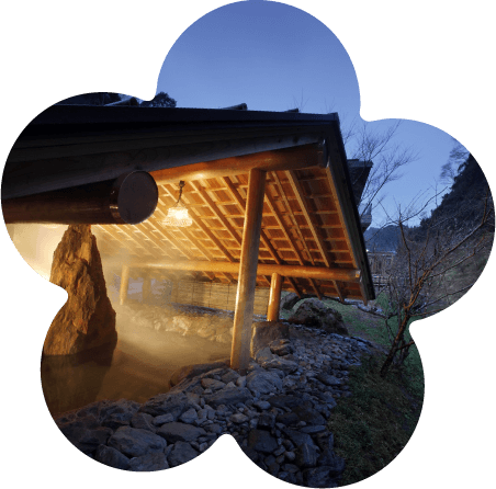 夜に灯りがともる山間の温泉