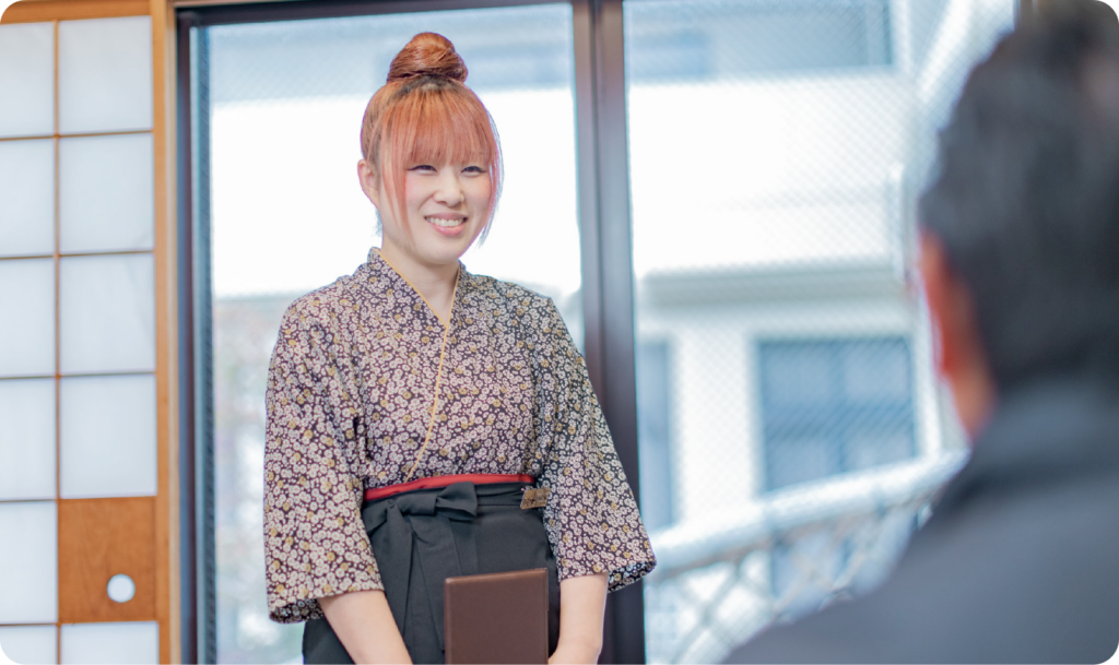 接客をする配膳スタッフ