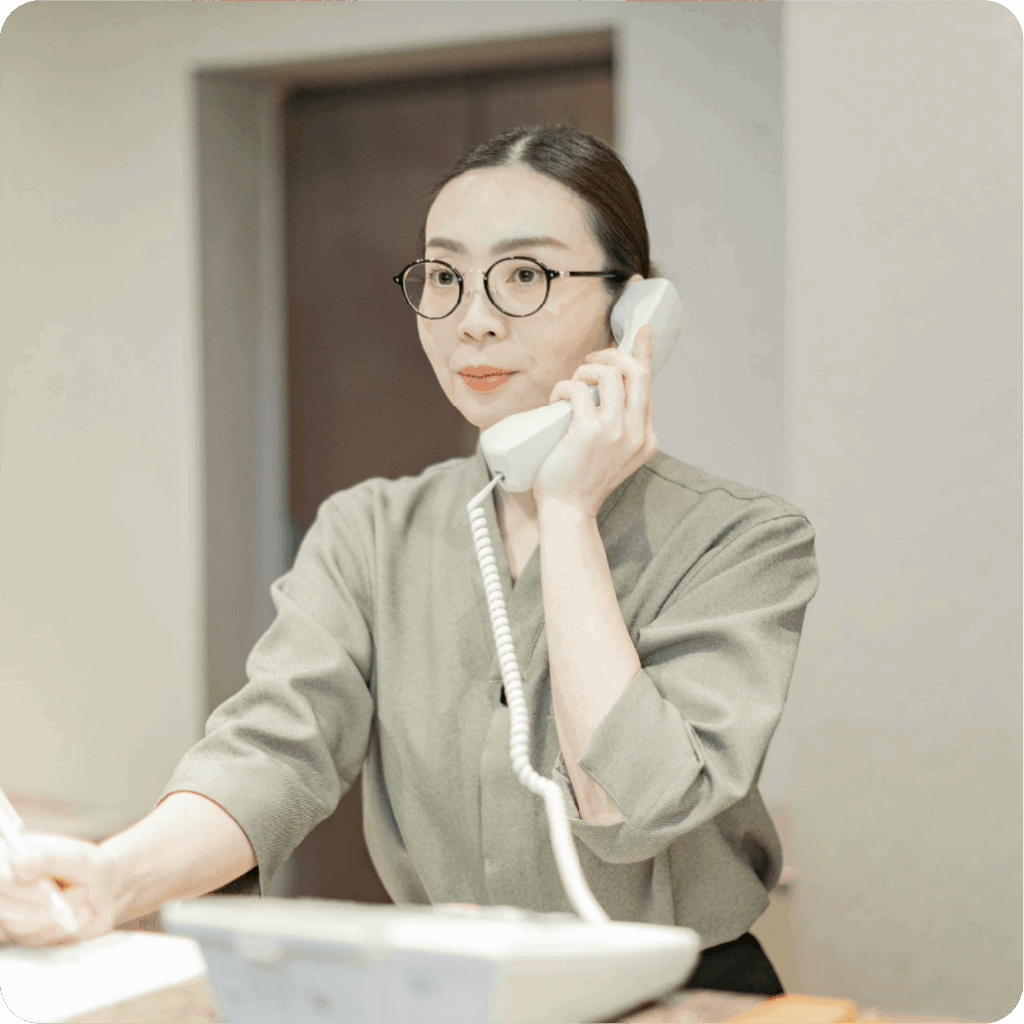 電話対応を行うフロントスタッフ