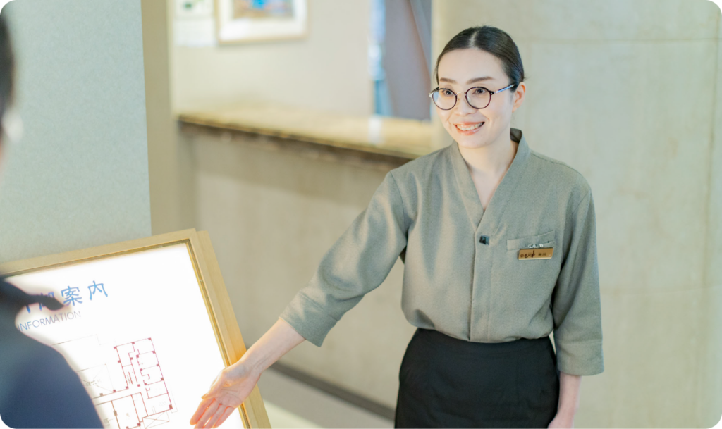 お客様にご説明をするフロントスタッフ