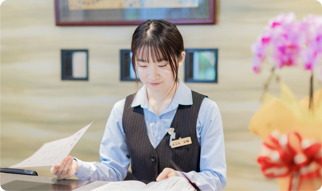資料確認を行うフロントスタッフ