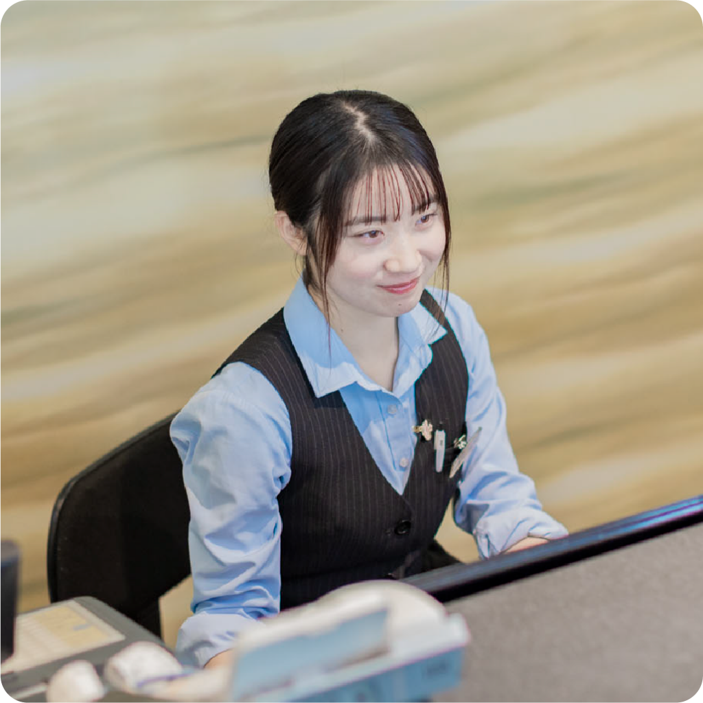 パソコン作業をするフロントスタッフ