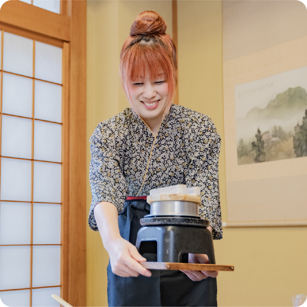 お食事を運ぶ配膳スタッフ